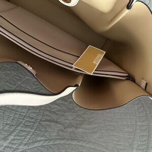 Michael Kors Emilia Large Pebbled Leather Satchel
New with tags
Michael Kors